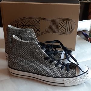 Converse Unisex Men 11/Womens 13 Sneakers Nwt